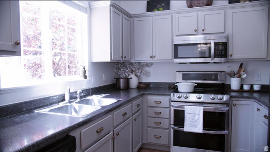 Image 8 of property listing at 5561 W GERONIMO WAY, West Jordan, UT 84081