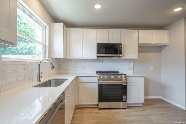 240 W Martindale St, Seguin, TX 78155