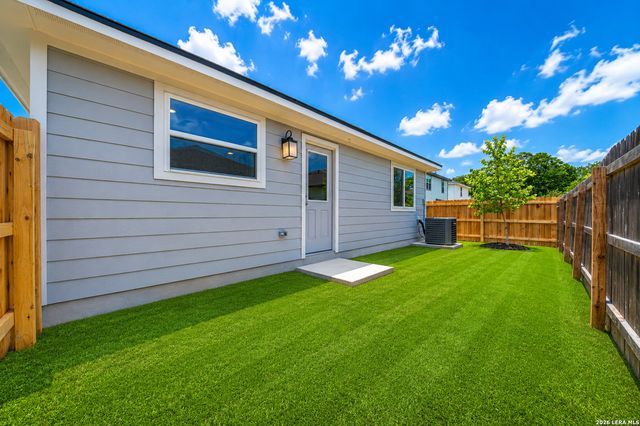 240 W Martindale St, Seguin, TX 78155