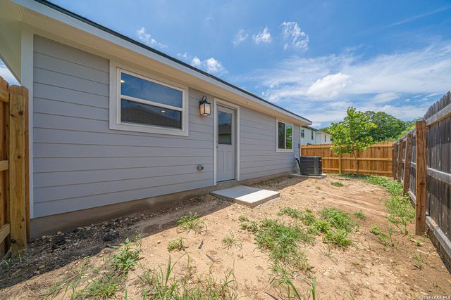 240 W Martindale St, Seguin, TX 78155