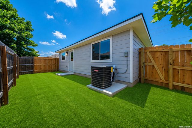 240 W Martindale St, Seguin, TX 78155