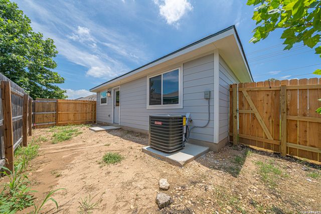 240 W Martindale St, Seguin, TX 78155