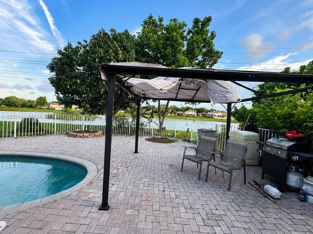 6188 NW 40th St, Coral Springs, FL 33067