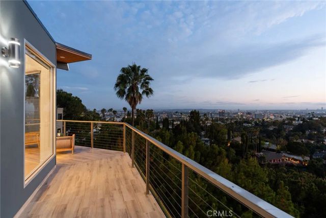 5675 Spreading Oak Dr, Los Angeles, CA 90068