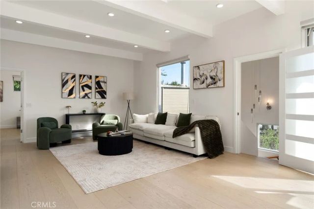 5675 Spreading Oak Dr, Los Angeles, CA 90068