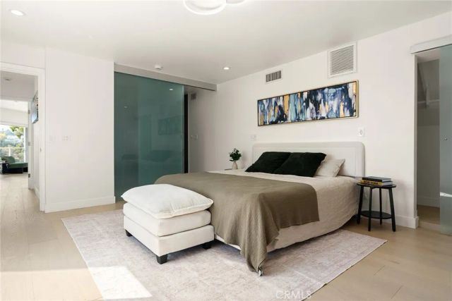 5675 Spreading Oak Dr, Los Angeles, CA 90068
