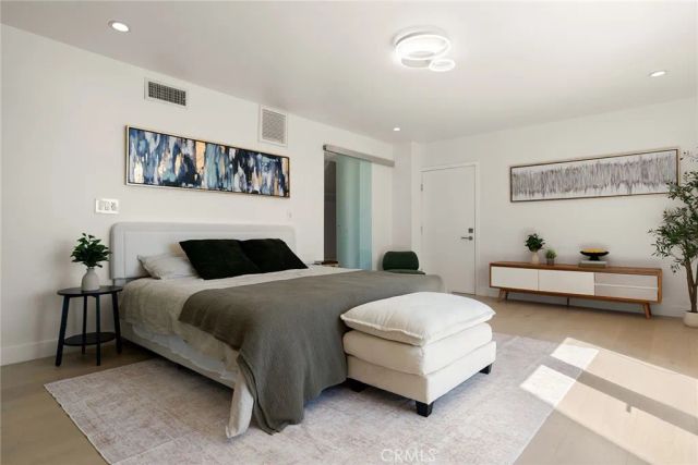 5675 Spreading Oak Dr, Los Angeles, CA 90068