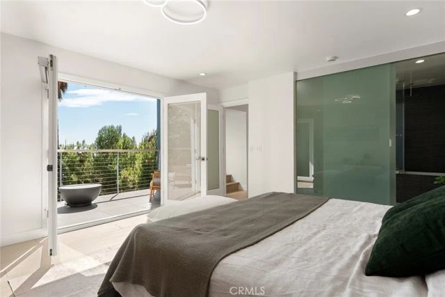 5675 Spreading Oak Dr, Los Angeles, CA 90068