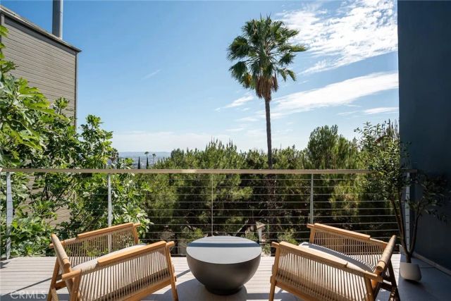 5675 Spreading Oak Dr, Los Angeles, CA 90068