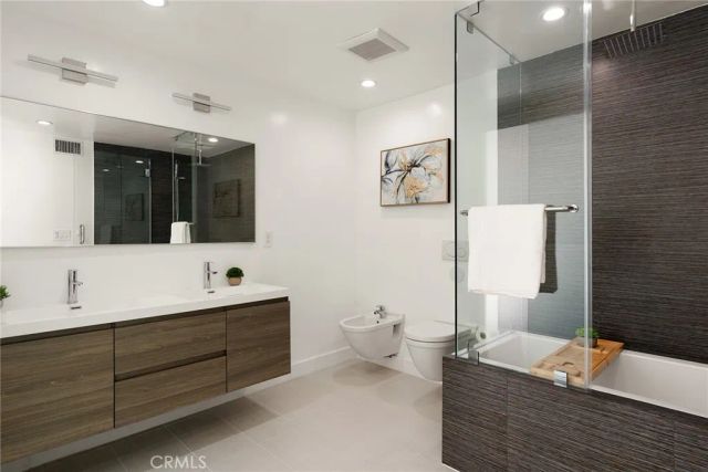 5675 Spreading Oak Dr, Los Angeles, CA 90068