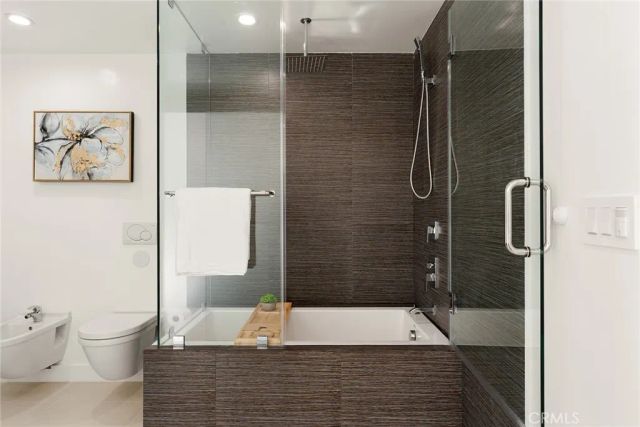 5675 Spreading Oak Dr, Los Angeles, CA 90068