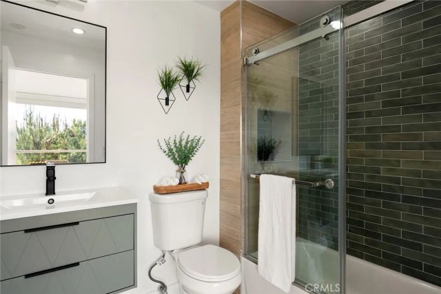 5675 Spreading Oak Dr, Los Angeles, CA 90068