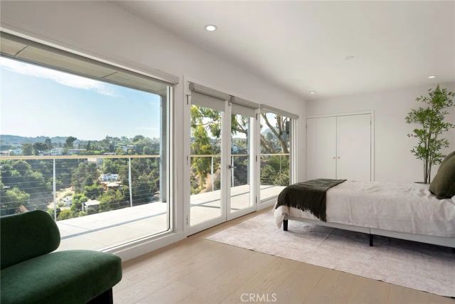 5675 Spreading Oak Dr, Los Angeles, CA 90068