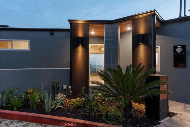 5675 Spreading Oak Dr, Los Angeles, CA 90068