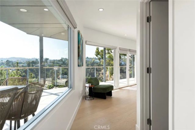 5675 Spreading Oak Dr, Los Angeles, CA 90068