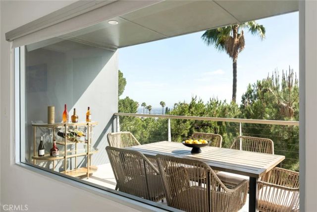 5675 Spreading Oak Dr, Los Angeles, CA 90068