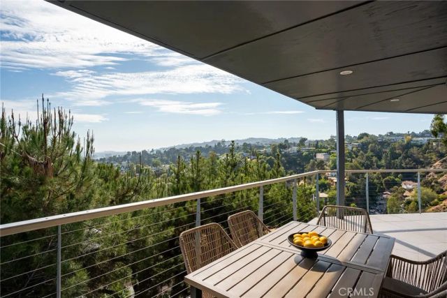 5675 Spreading Oak Dr, Los Angeles, CA 90068