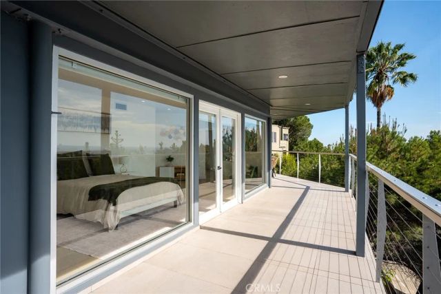 5675 Spreading Oak Dr, Los Angeles, CA 90068