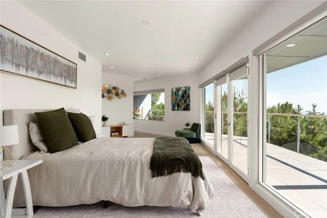 5675 Spreading Oak Dr, Los Angeles, CA 90068