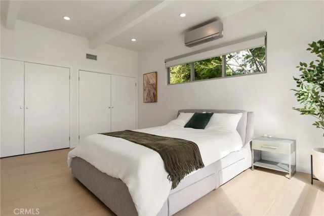 5675 Spreading Oak Dr, Los Angeles, CA 90068