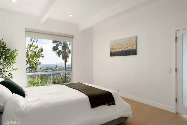 5675 Spreading Oak Dr, Los Angeles, CA 90068