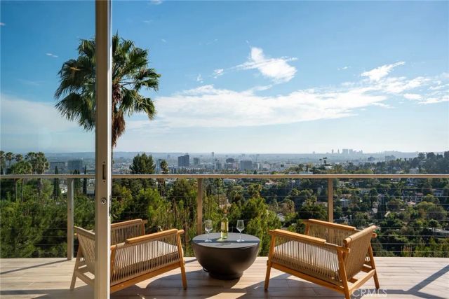 5675 Spreading Oak Dr, Los Angeles, CA 90068