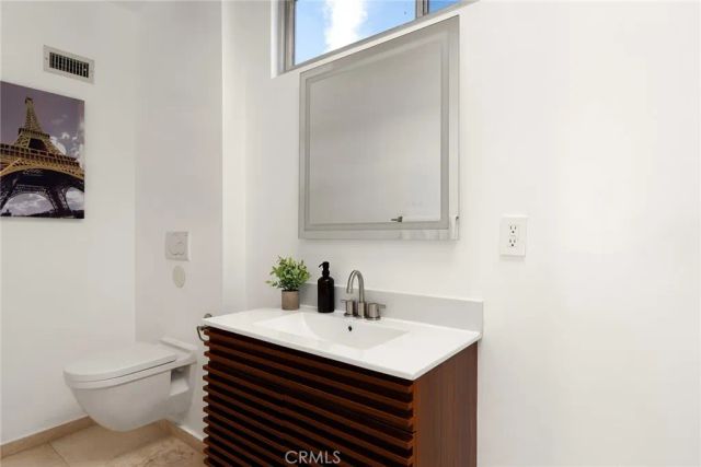 5675 Spreading Oak Dr, Los Angeles, CA 90068