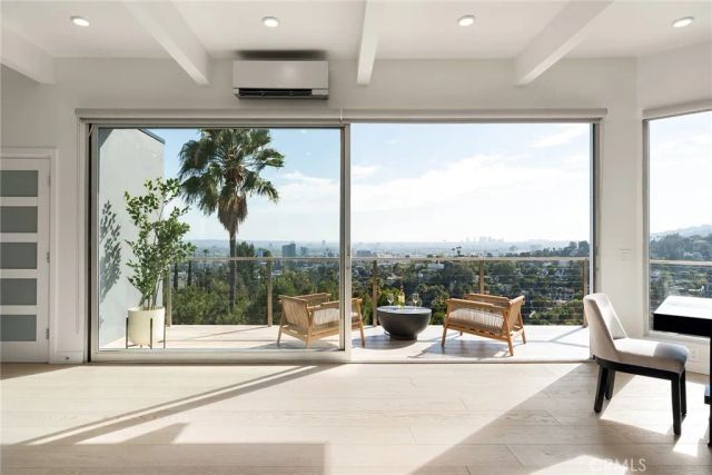 5675 Spreading Oak Dr, Los Angeles, CA 90068