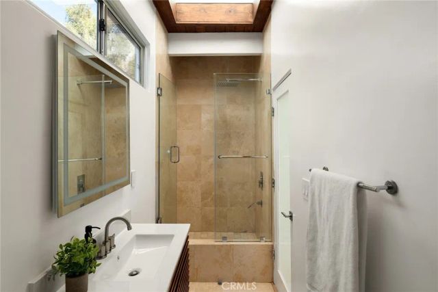5675 Spreading Oak Dr, Los Angeles, CA 90068