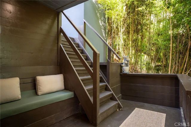 5675 Spreading Oak Dr, Los Angeles, CA 90068