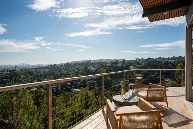 5675 Spreading Oak Dr, Los Angeles, CA 90068