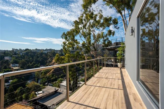 5675 Spreading Oak Dr, Los Angeles, CA 90068