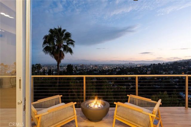 5675 Spreading Oak Dr, Los Angeles, CA 90068