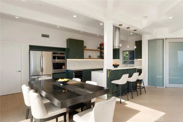 5675 Spreading Oak Dr, Los Angeles, CA 90068