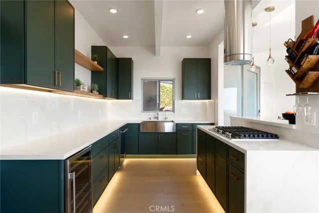 5675 Spreading Oak Dr, Los Angeles, CA 90068