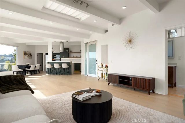 5675 Spreading Oak Dr, Los Angeles, CA 90068