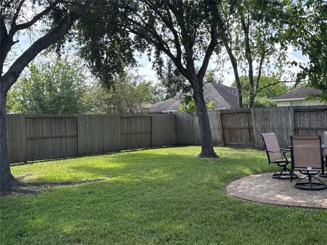5427 Chase Wood Drive, Bacliff, TX 77518