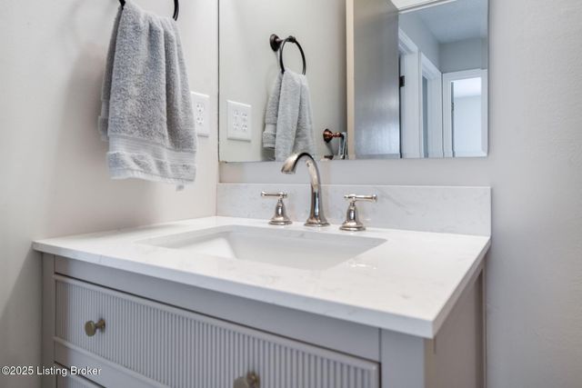 8405 Fernview Dr, Louisville, KY 40291