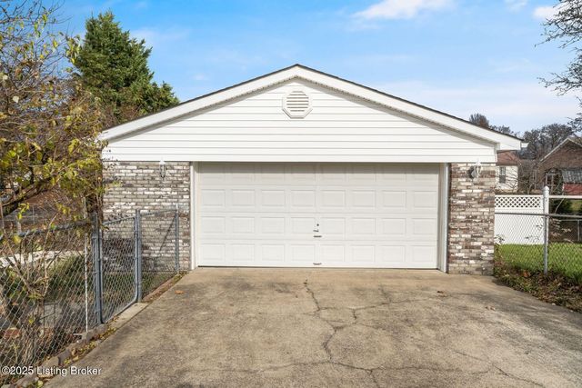 8405 Fernview Dr, Louisville, KY 40291