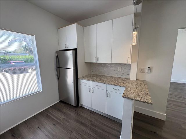 3237 SW 4th St 6, Miami, FL 33135