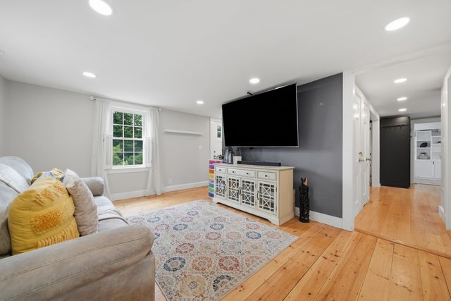 27 Baker Street, Hudson, NH 03051