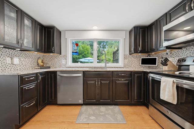 27 Baker Street, Hudson, NH 03051