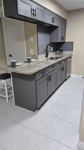 211 THORN TREE PLACE 211, Brandon, FL 33511