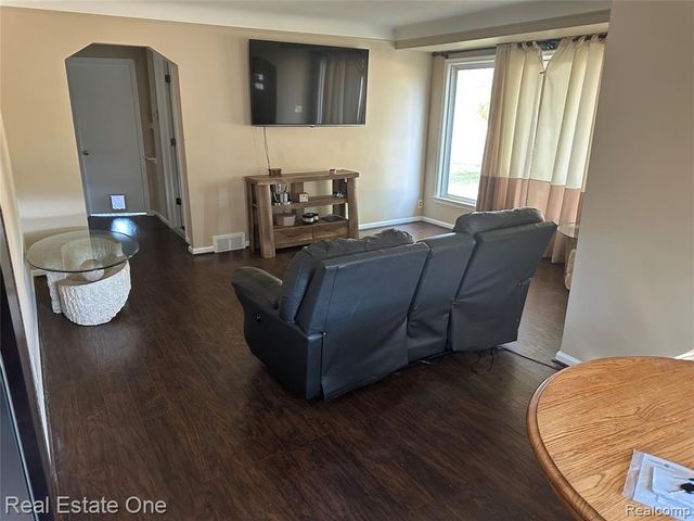 29563 Little Mack Avenue, Roseville, MI 48066