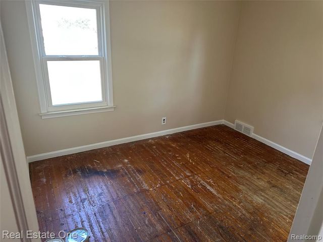 29563 Little Mack Avenue, Roseville, MI 48066