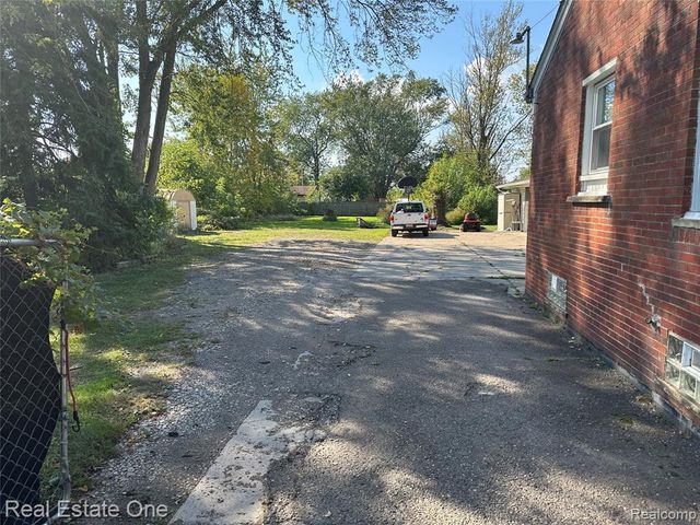 29563 Little Mack Avenue, Roseville, MI 48066