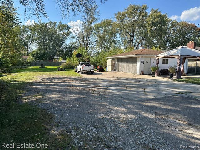 29563 Little Mack Avenue, Roseville, MI 48066