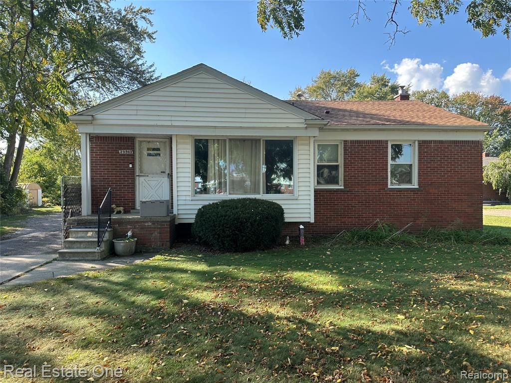 29563 Little Mack Avenue, Roseville, MI 48066
