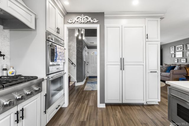 44 Colony Lane, Syosset, NY 11791