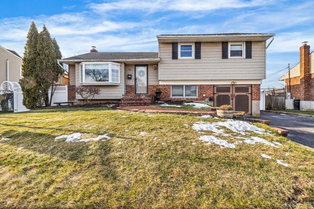 44 Colony Lane, Syosset, NY 11791